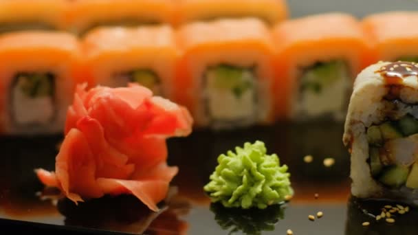 Japonská restaurace jídlo porce ručně vybrat sushi — Stock video