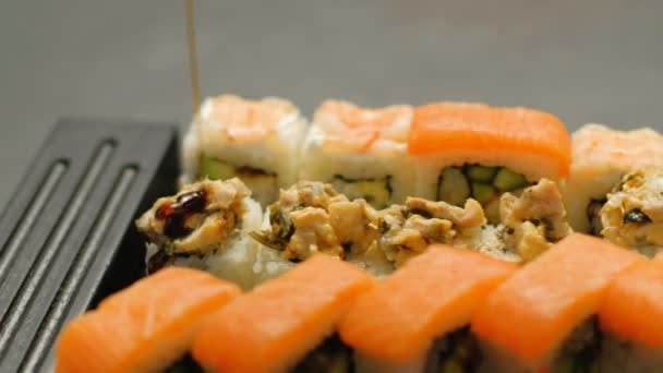 Asiatische Lebensmittel Gewürz Sojasauce Gießen Sushi-Rollen — Stockvideo
