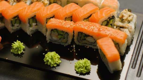 Orientální jídlo Restaurace jídlo sushi válců sada — Stock video