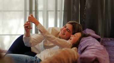 ilişki anne çocuk telefon sevgi dolu aile eğlence