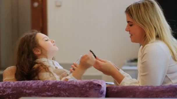 Familjen Mor dotter fritid kul tidsfördriv selfie — Stockvideo