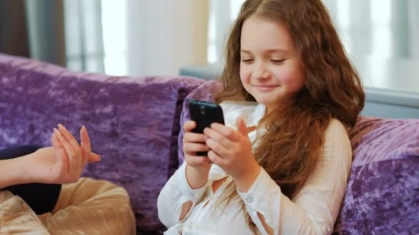Dítě technologie závislost odmítají vzdát se telefon — Stock video