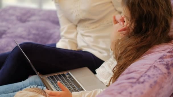 Family leisure mom daughter use laptop together — Stock Video