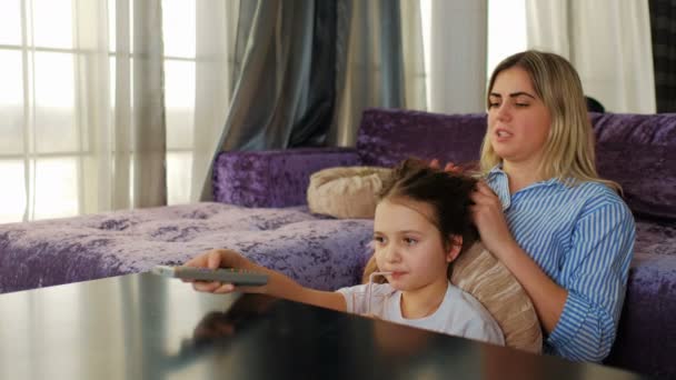 Familia ocio fin de semana vacaciones pasatiempo viendo tv — Vídeo de stock