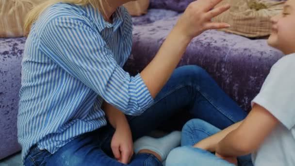Сімейна гра зв'язок проведення часу дозвілля мати дитина грати — стокове відео