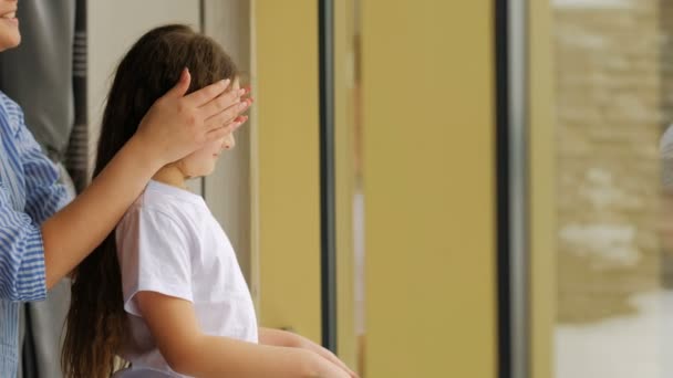 Ocio sorpresa amoroso mamá cubriendo hija ojos — Vídeos de Stock