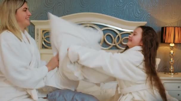 Rodinná láska emoce radosti polštář boj před spaním — Stock video