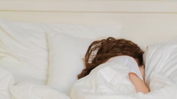 Sommeil cassé enfant insomnie petite fille lit basculant — Video