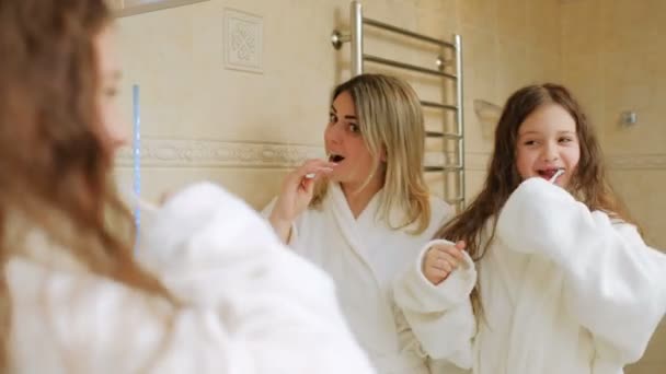 Tandhälsa hygien familj mamma barn borsta tänder — Stockvideo