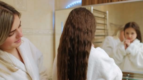 Bellezza capelli cura madre treccia figlia genitorialità — Video Stock