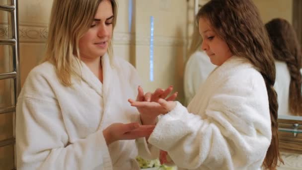 Beauté corps soins famille mode de vie visage crème pour les mains — Video