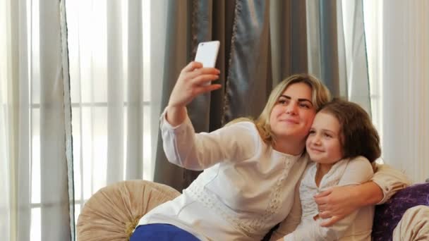 Aile anne kızı boş zaman öpücük eğlence selfie — Stok video