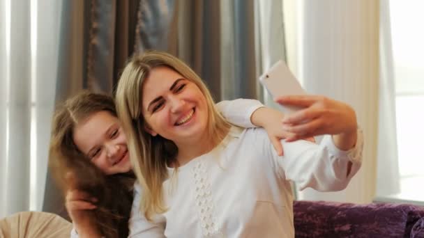 Aile anne çocuğa ebeveynlik eğlence selfie poz — Stok video