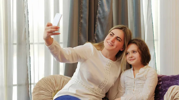 Família mãe criança parentalidade lazer diversão selfie sorriso — Fotografia de Stock