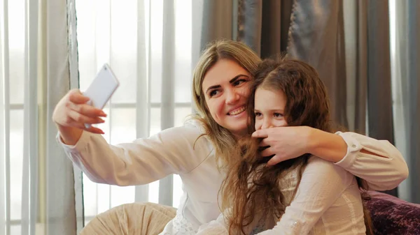 Family lifestyle sharing posting selfie addiction — Stock Photo, Image