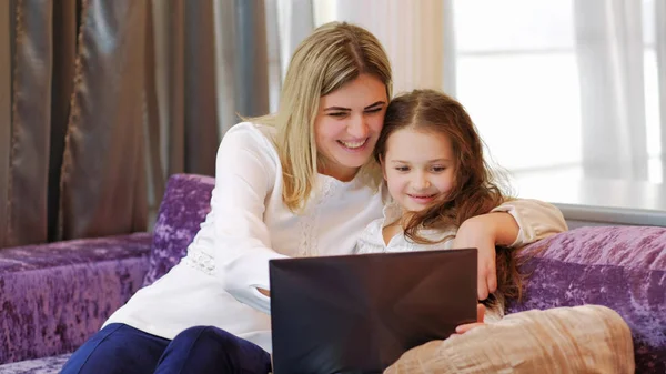 Családi szabadidő anya lánya nézze együtt laptop — Stock Fotó