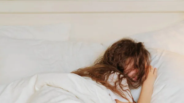小さな女の子タンブル ベッド睡眠子不眠症が壊れてください。 — ストック写真
