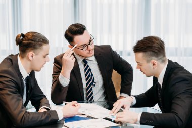 iş adamları bilgi analizi Toplantı Yöneticisi