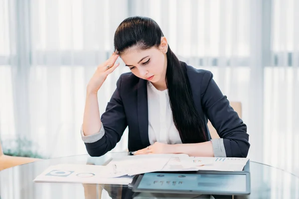 Fáradt üzleti nő studying jelentés dokumentumok office — Stock Fotó