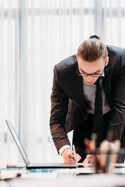 Business inspiration man writing ideas work office — Stock Photo, Image