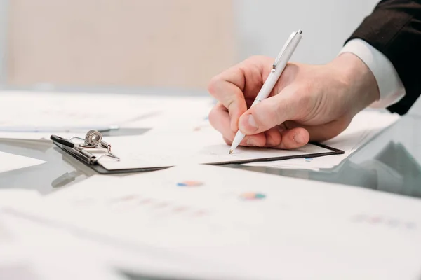 Чоловіча рука пише інформацію ескіз дошки бізнес-папір — стокове фото