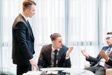 iş toplantısı iletişim sorunlarını giderme