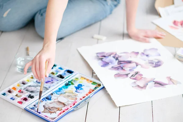 Leisure art talent expression girl drawing picture — Stock Photo, Image