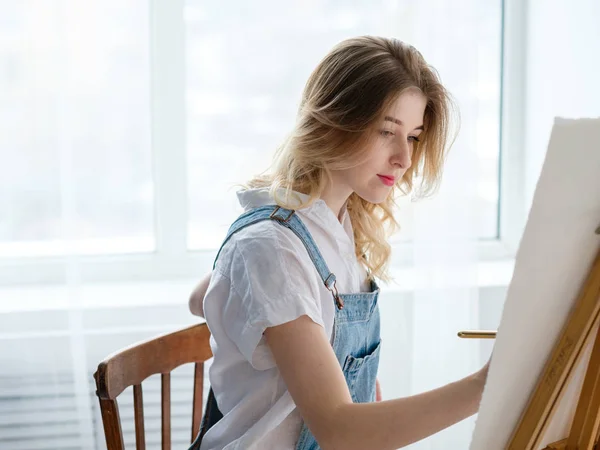 Arte terapia pintura clase acuarela mujer dibujar —  Fotos de Stock