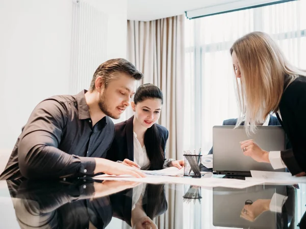 Lluvia de ideas oficina de discusión de planificación de negocios — Foto de Stock