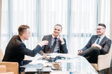 Ara takım şaka ofis toplantı gülüyor