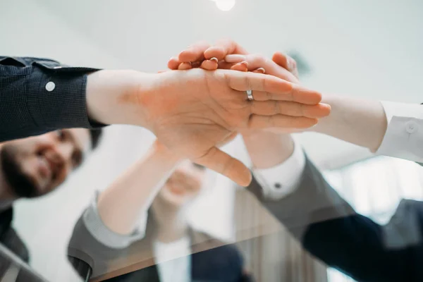 Trabalho em equipe unidade pessoas de negócios mãos juntas — Fotografia de Stock