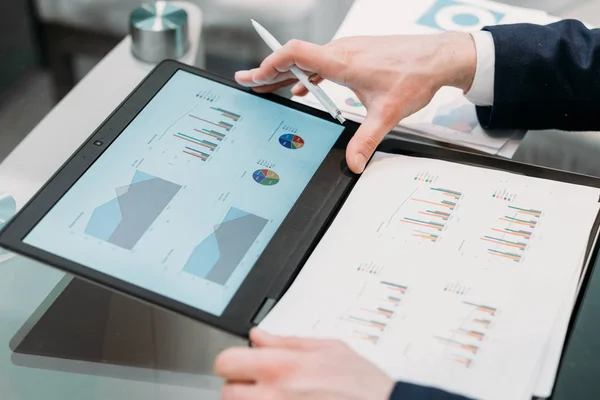 Üzleti Marketing tanulmány adat felülvizsgálat papírok laptop — Stock Fotó