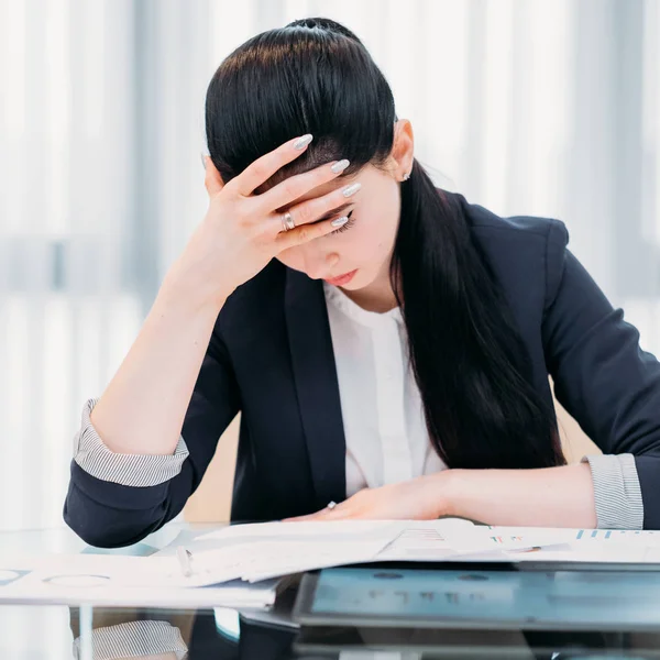 Carga de trabalho de negócios mulher cansada trabalho ineficiente — Fotografia de Stock