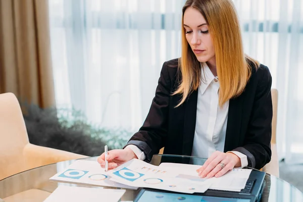 Ufficio documenti di lavoro della signora di affari — Foto Stock