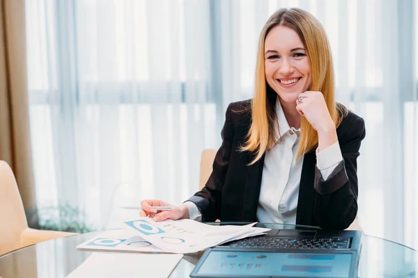 Affari signora documenti di lavoro ufficio sul posto di lavoro — Foto Stock