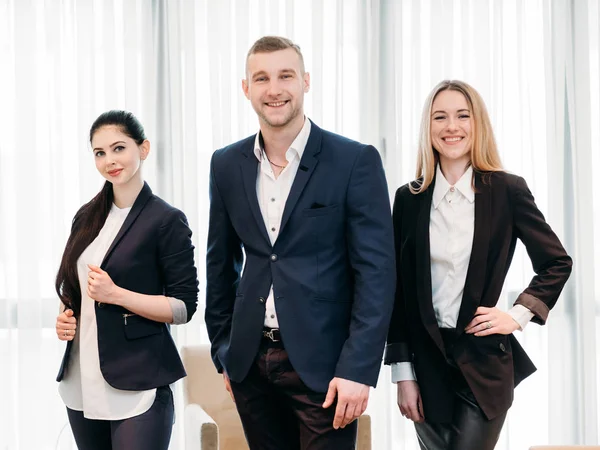 Tiburones de negocios sonriendo a los principales profesionales del equipo —  Fotos de Stock