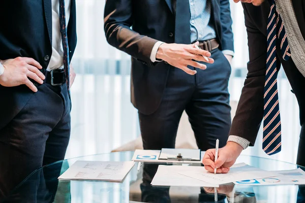 Business partnerskap man underteckna kontrakt skakar hand — Stockfoto