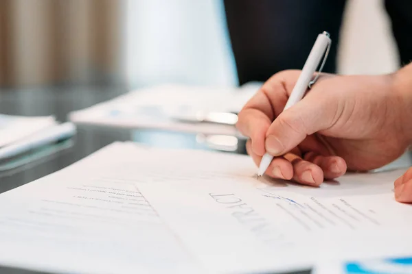Man hand ondertekenen contract zakelijke carrière juridische deal — Stockfoto