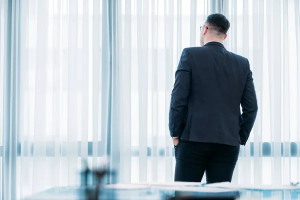 Backview business man office paus ser fönster — Stockfoto