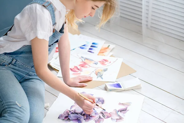 Art lifestyle drawing self expression girl picture — Stock Photo, Image