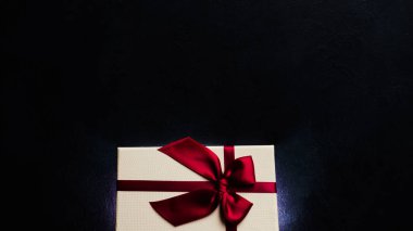 lüks hediye kutusu mevcut ödül doğum günü kırmızı yay