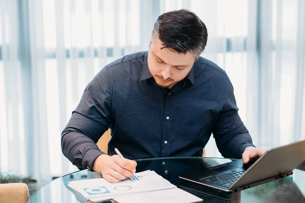 Hombre de negocios trabajar documentos de análisis de información de datos —  Fotos de Stock