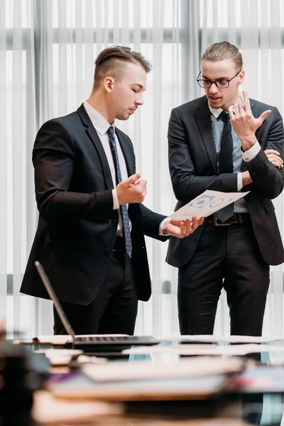 Cerveau travail pensée équipe communiquer hommes d'affaires — Photo