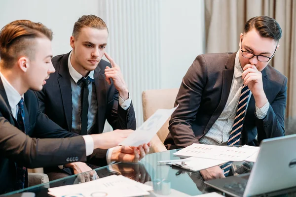 Cerveau travail pensée équipe communiquer hommes d'affaires — Photo