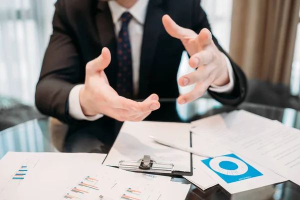 Explicación gesto de la mano hombre de negocios celebración — Foto de Stock