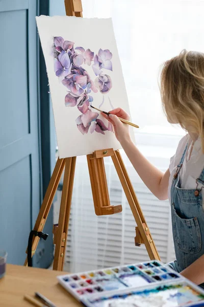 Мистецтвотерапія живопис клас акварель жінка малює — стокове фото