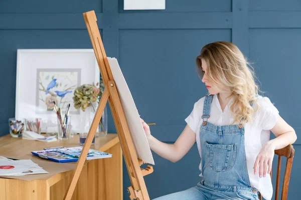 Art painting hobby leisure girl drawing picture — Stock Photo, Image