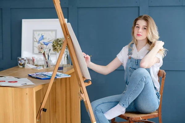 Arte del tempo libero talento espressione ragazza disegno immagine — Foto Stock