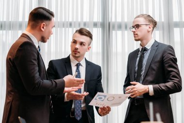 iş brifing liderlik takım patronu tartışma