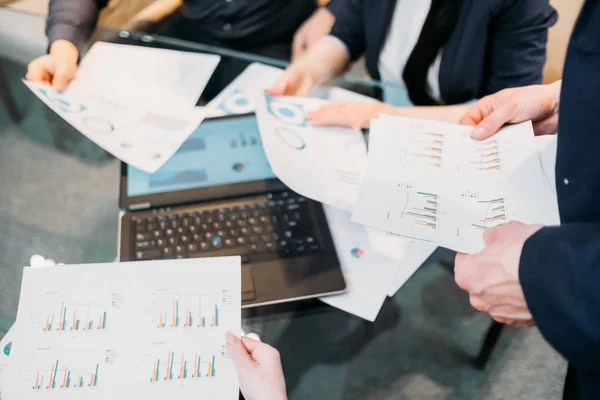 Setkání s obchodní tým brainstorming dokumentu informace — Stock fotografie